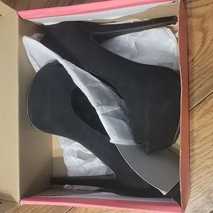 Black Breckelle's size 7 heels